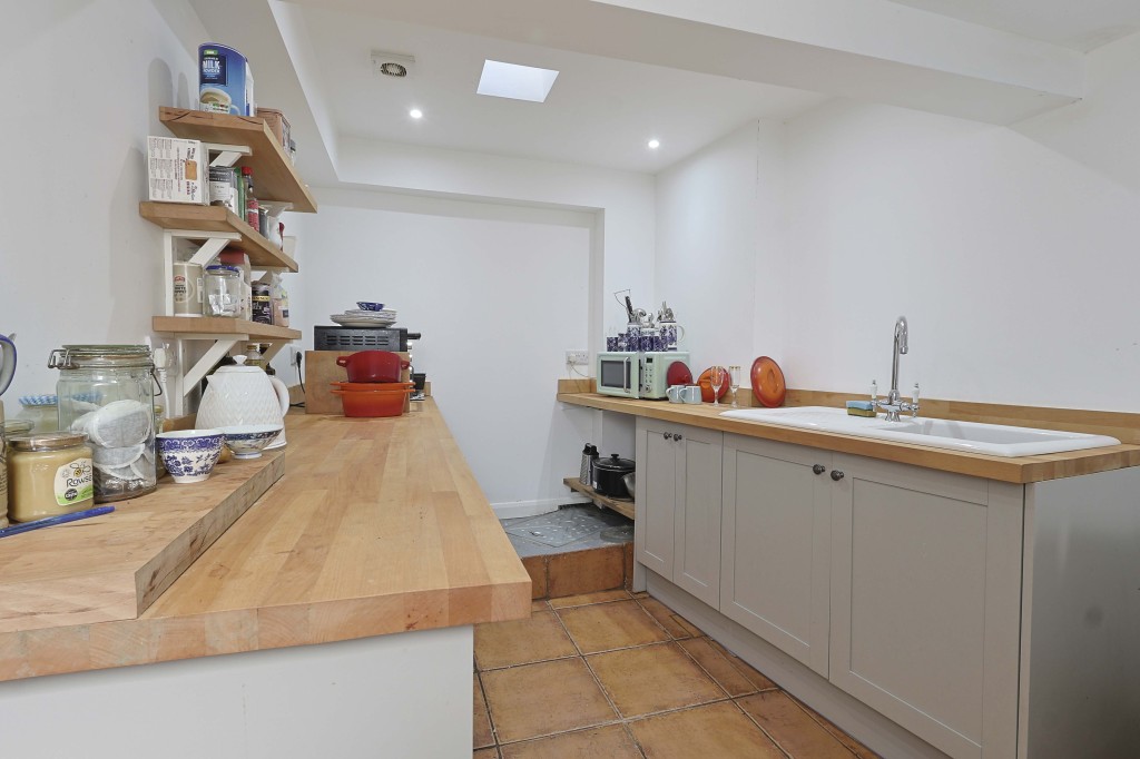 Lot: 183 - MID-TERRACE PROPERTY ARRANGED OVER THREE FLOORS IN POPULAR LOCATION - Kitchen